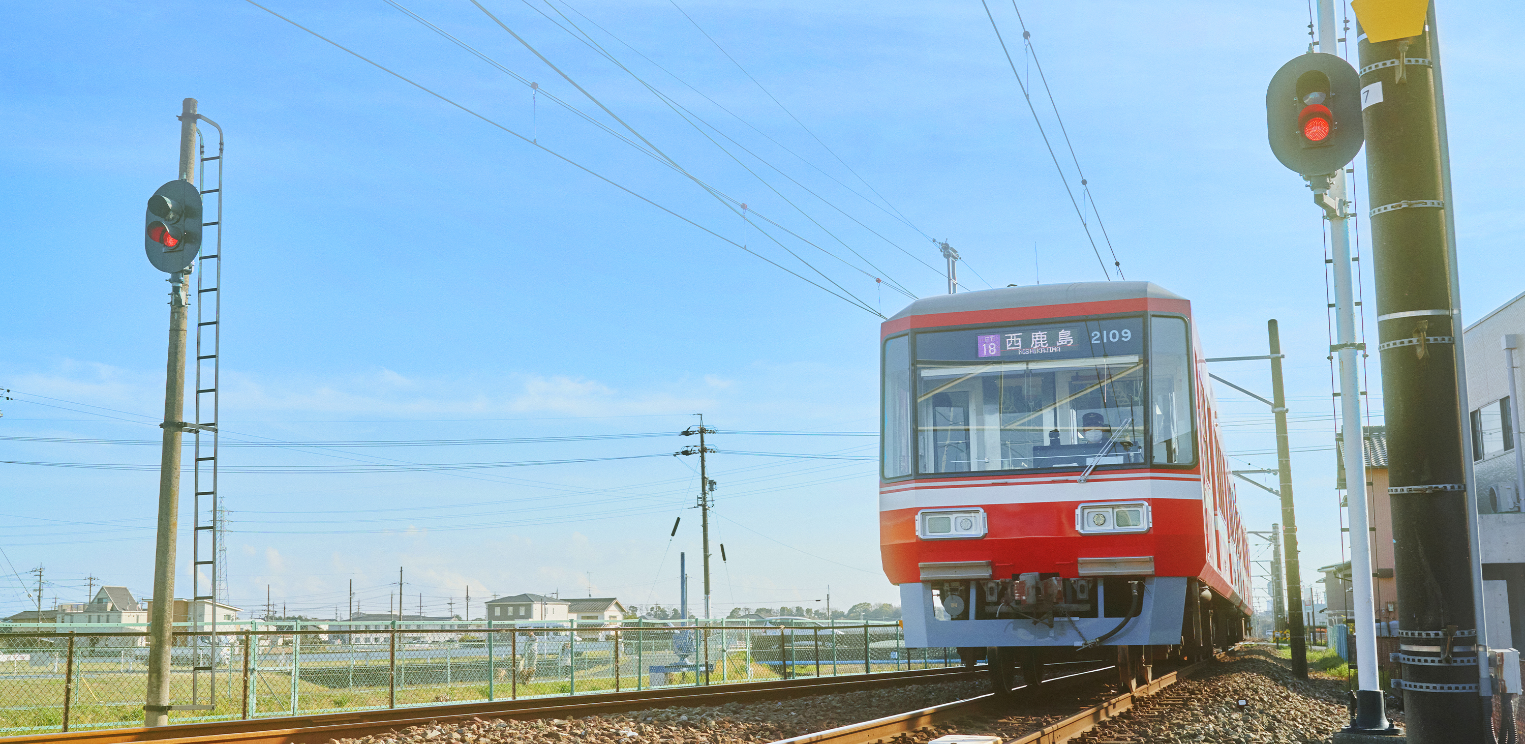 田園を走る赤電(遠州鉄道の赤い電車)